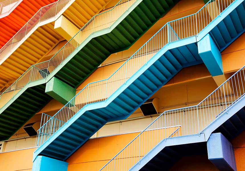 Imagem de escadas coloridas organizadas verticalmente