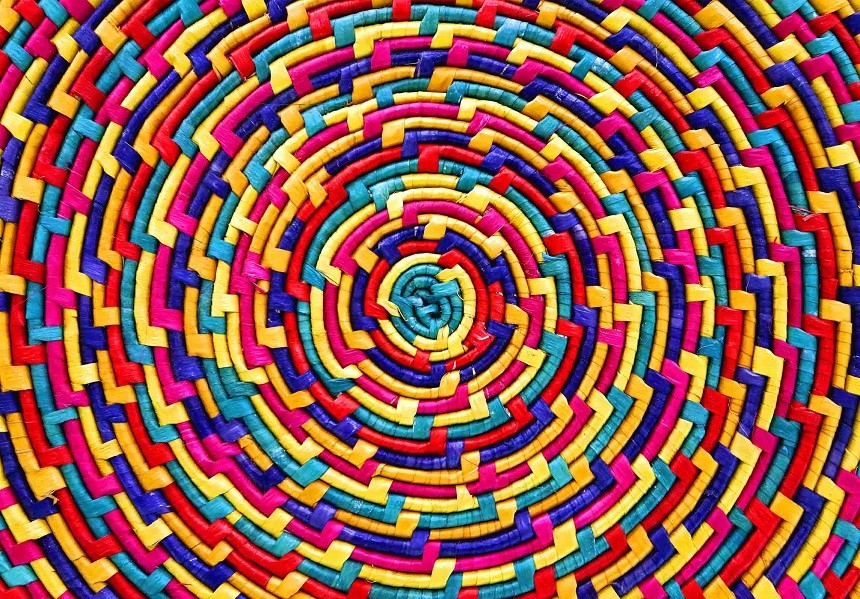 Imagen macro de una colorida cesta tejida