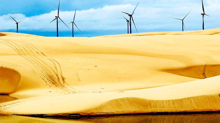 Des éoliennes dans le désert.
