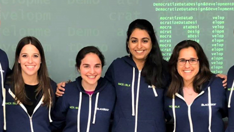 Funcionários da BlackRock colaborando e canalizando energias inovadoras em nosso evento mundial de hackathon.