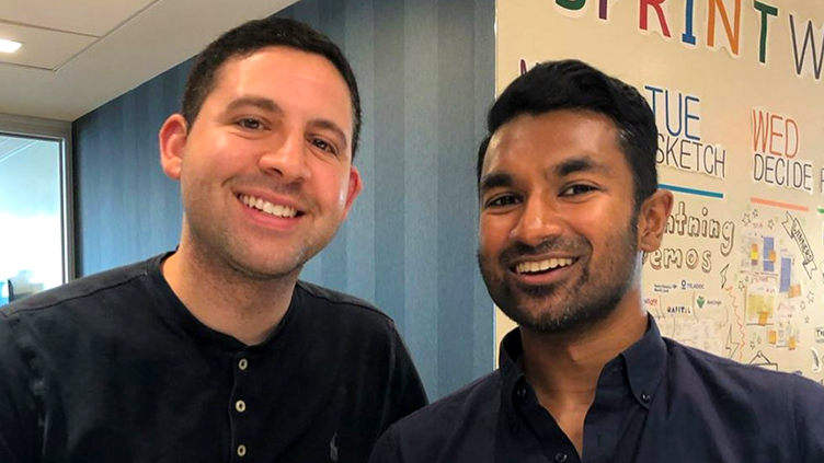 Gautham y Mark, dos miembros de nuestra red de empleados denominada “Out & Allies”, realizan una pausa para tomarse una foto rápida.
