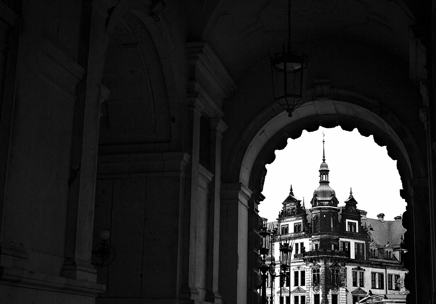 Arco con vistas a un edificio en un lugar internacional