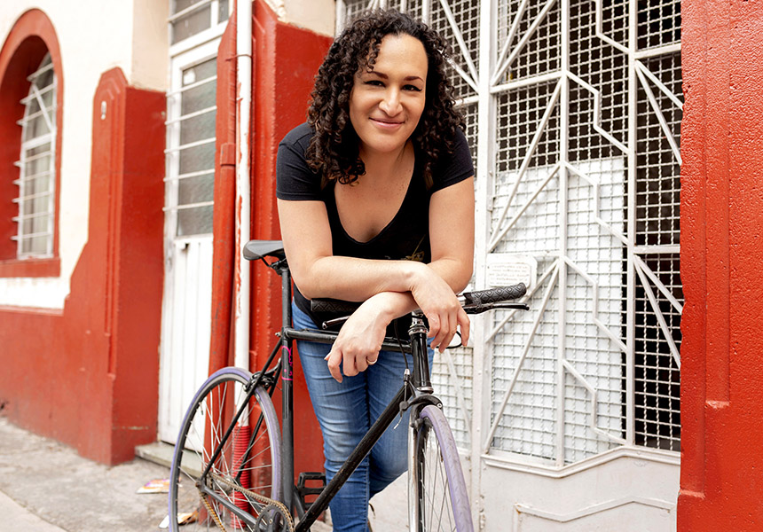 mujer apoyada en bicicleta