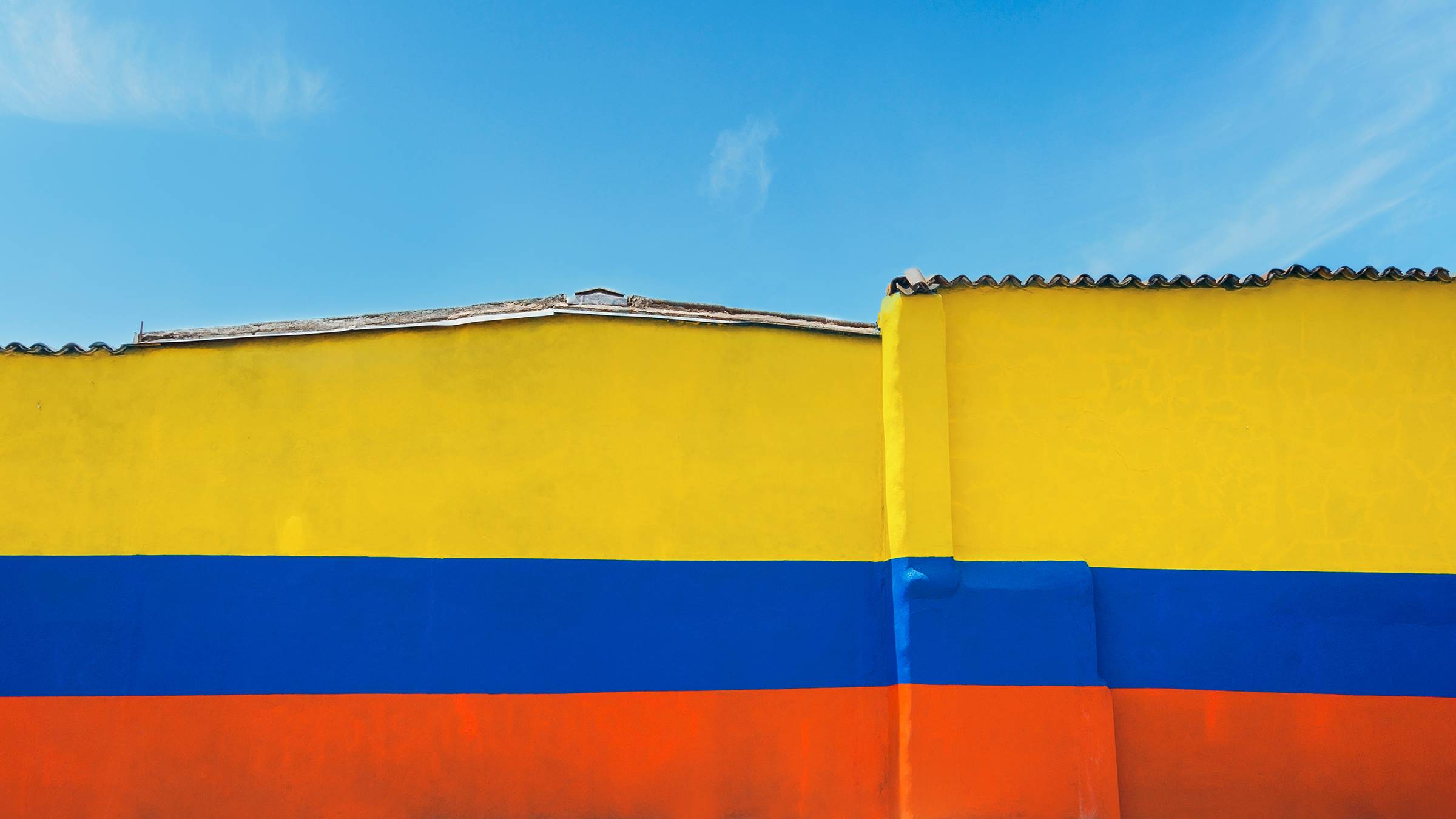 edificio pintado con los colores de la bandera colombiana