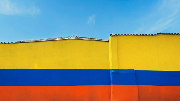 Bandera de Colombia en la pared