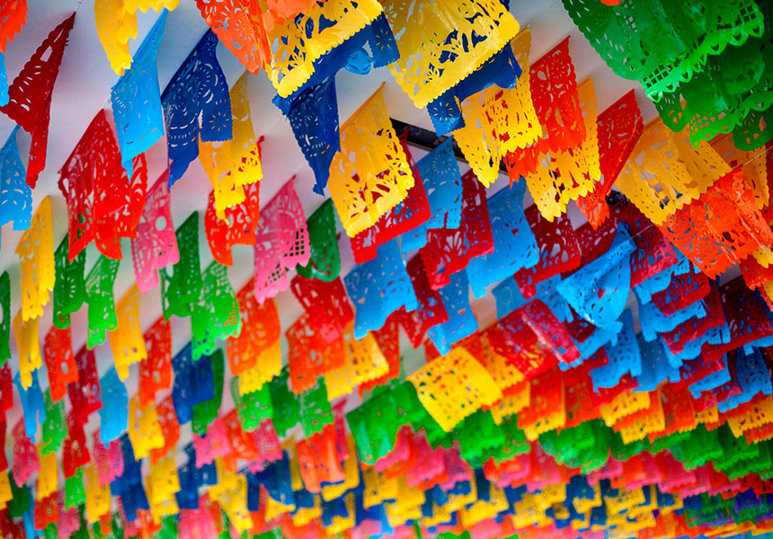 Decoraciones de papel picado en techo.