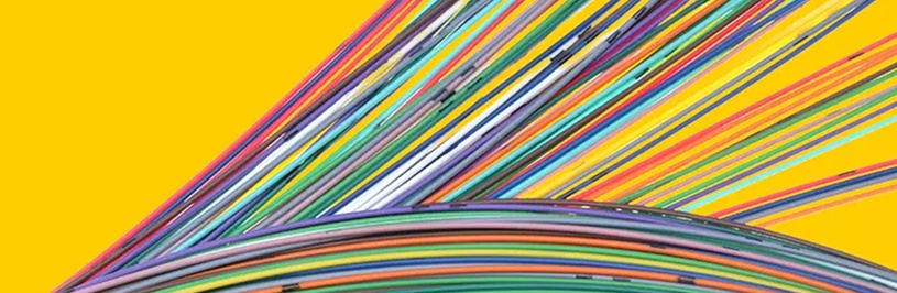 Líneas multicolores que se cruzan y curvan sobre un fondo amarillo brillante.