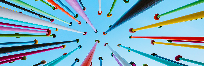 Varillas de colores que se extienden hacia el centro sobre un fondo azul brillante.