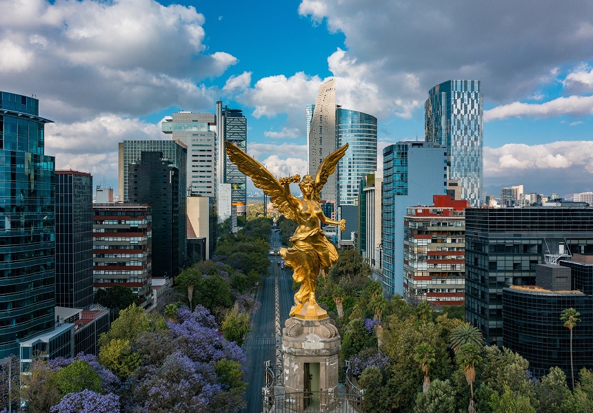 Ángel de la Independencia y edificios sobre Paseo de la Reforma en Ciudad de México.