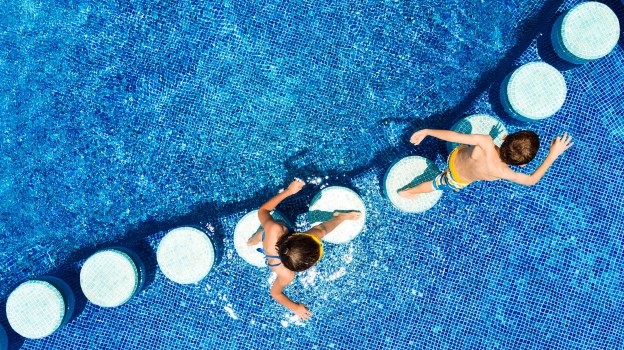 正在使用手机的戴帽子女孩