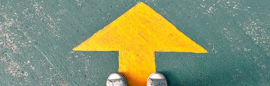 路上的黄色箭头