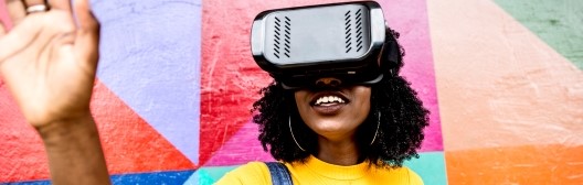 使用 VR 耳机的女人