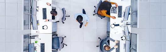 企業オフィスの俯瞰ショット