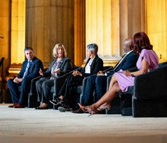 从左到右：James Slevin（纽约消防部门，国际消防员协会第一区副总裁），Michelle Crowley（前Biloxi消防部门），Shebah Carfagna（Panache Wellness and Fitness所有者），Nate Wilkins（Ageless Workout Method创始人），Gayle King（主持人，CBS Mornings的联合主持人和Oprah Daily的特约编辑）