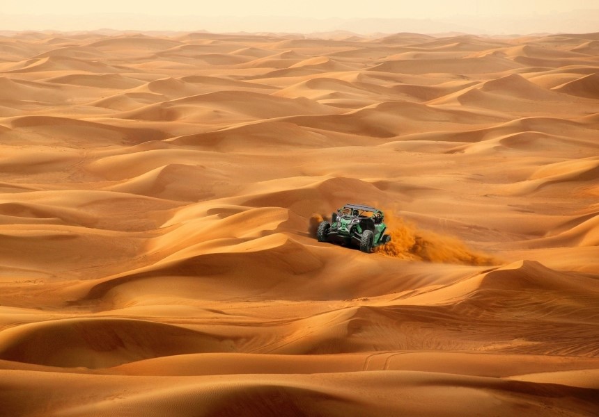 沙漠越野車馳騁於起伏沙丘之間