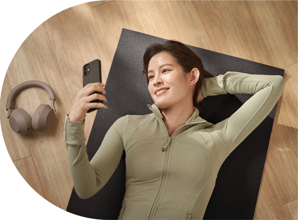 投資者使用智慧型手機