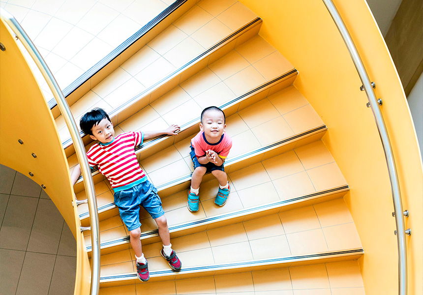 ピンク背景に階段状の黄色とオレンジのブロック