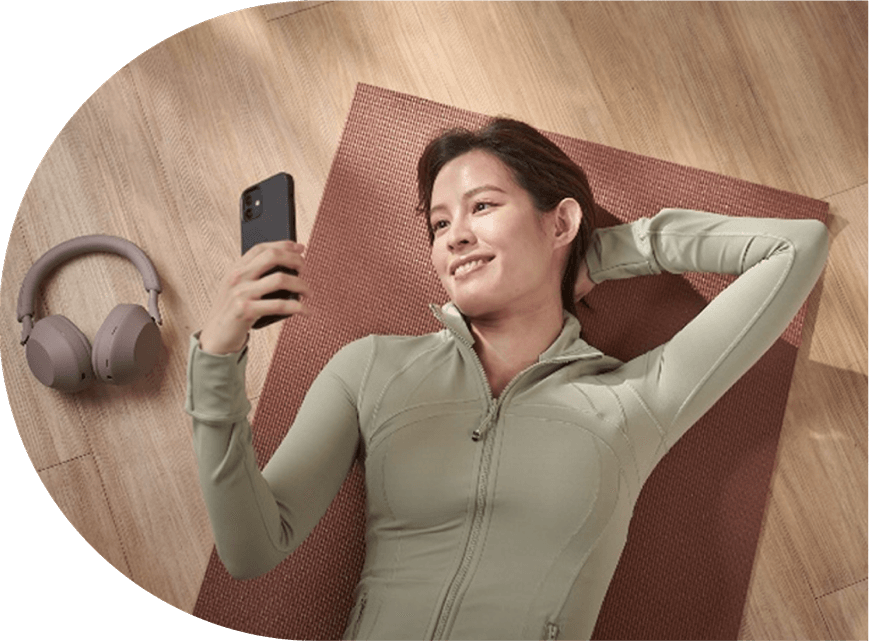 投資者使用智慧型手機