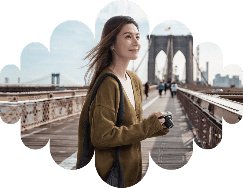 女子在橋上散步的城市景觀