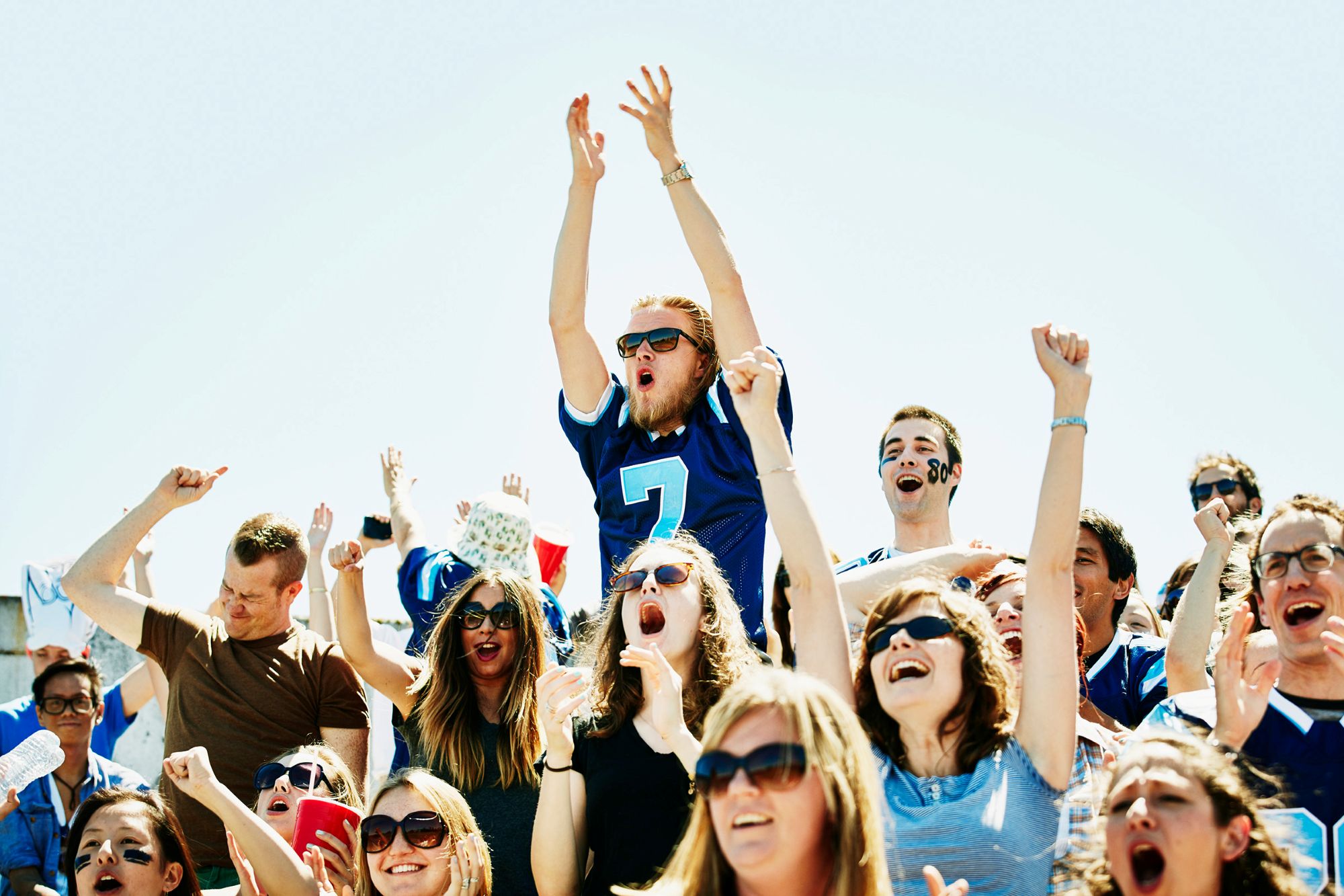 球場邊熱情歡呼的觀眾