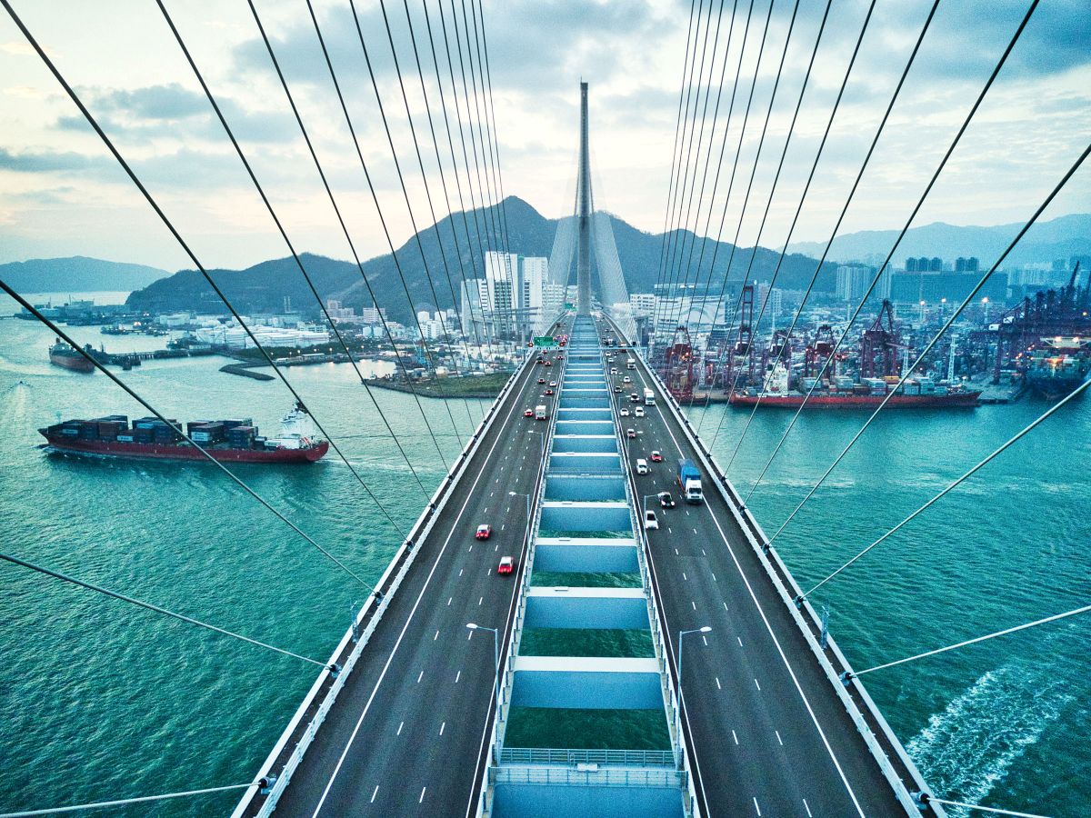 聯繫兩岸的橋樑