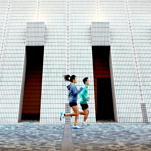 Two runners running in the city