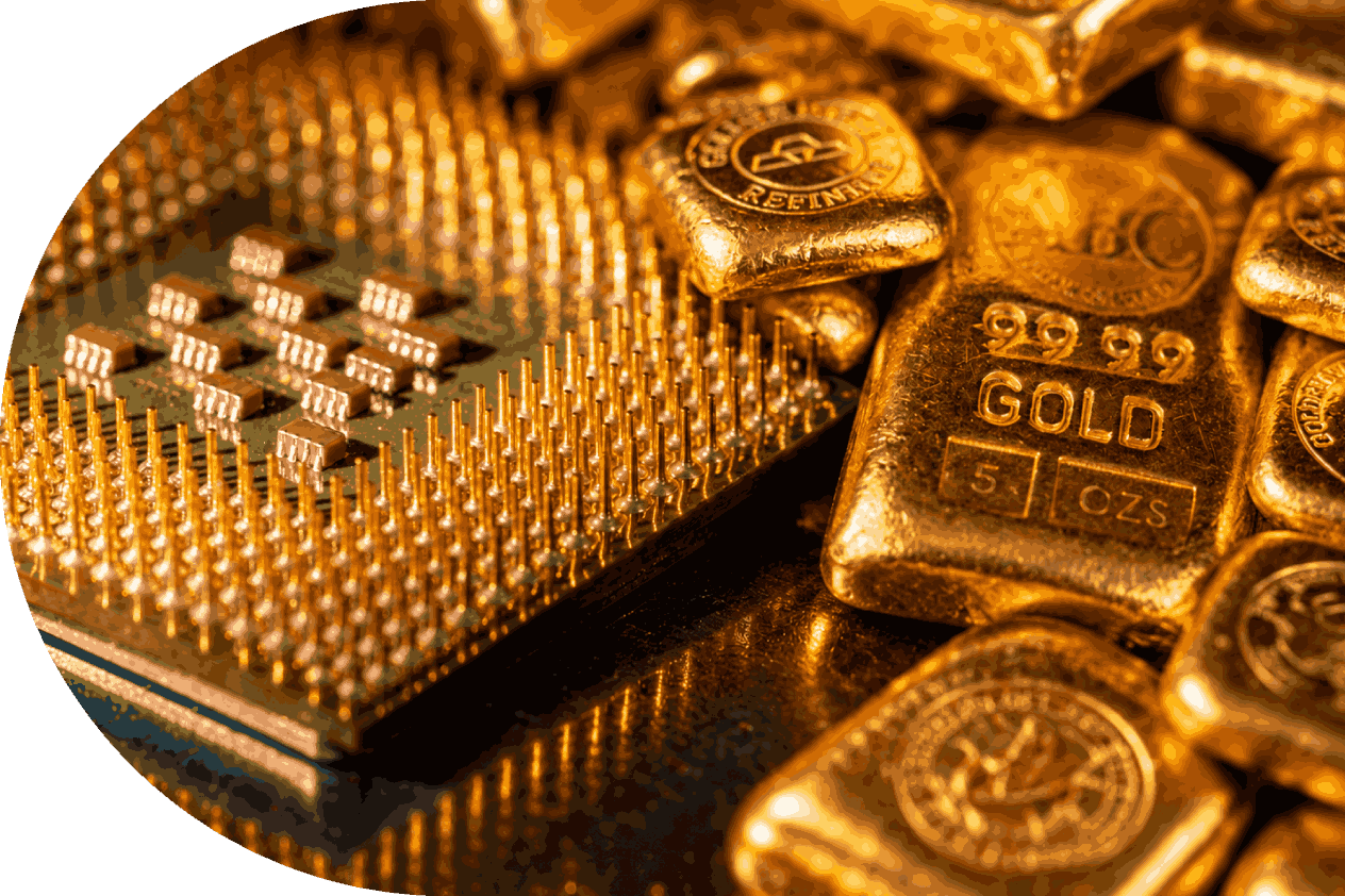 電腦晶片的金色針腳與金條並列，象徵黃金兼具科技應用與保值價值