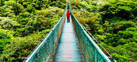 Un homme traversant un pont