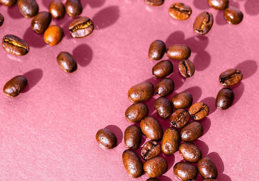 Des grains de café dispersés sur une table
