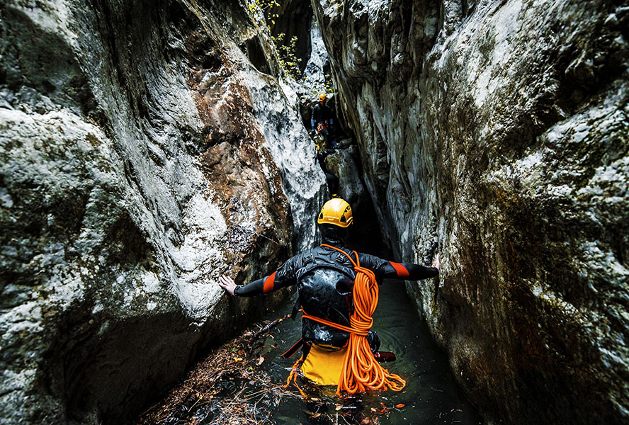 Un aventurier en canoë se fraye un chemin dans le fond humide de la gorge