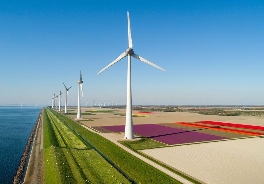 Turbinas eólicas on e offshore ao longo de uma linha costeira plana e solarenga na Holanda
