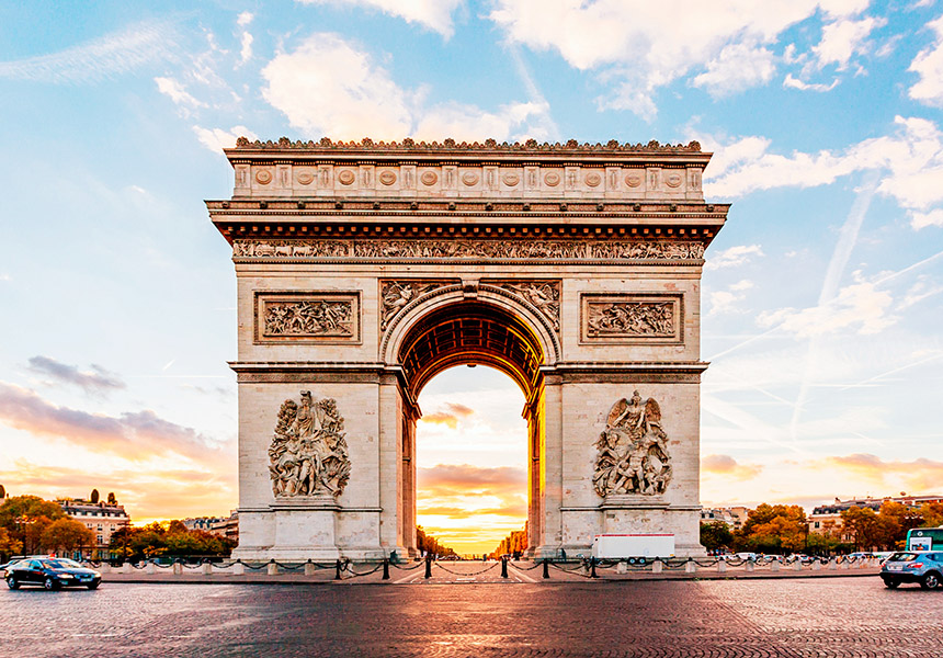 Paris Arc de Triomphe in the morning