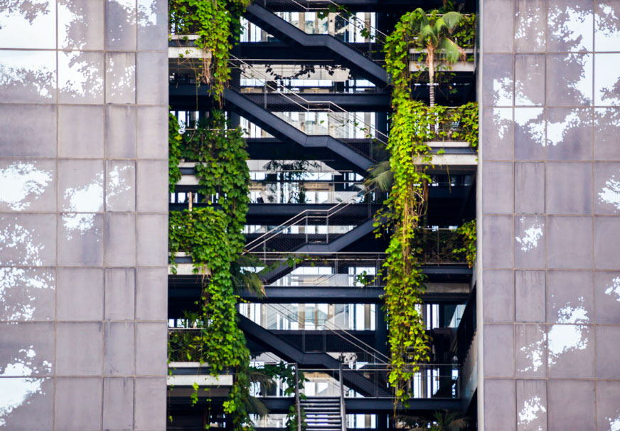modernes und nachhaltiges Gebäude mit Pflanzen