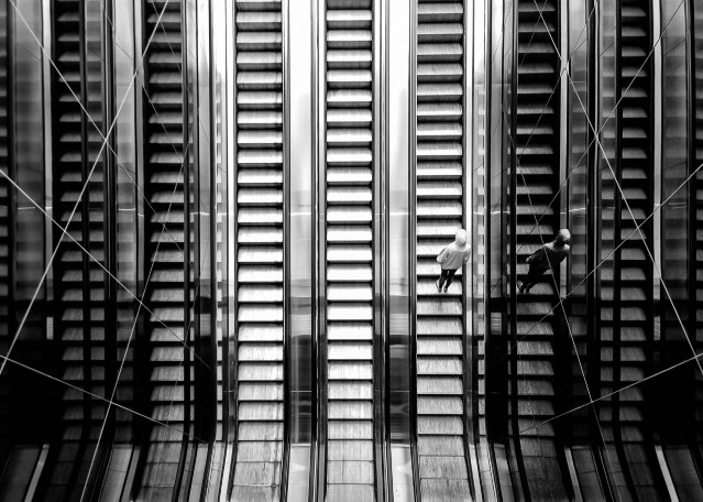 Image d'une personne sur un escalator 