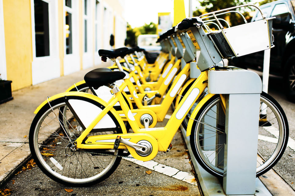 Vélos électriques jaunes dans un parking à vélos