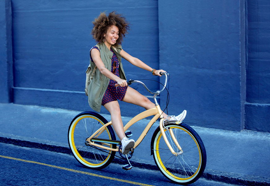 Femme sur un vélo