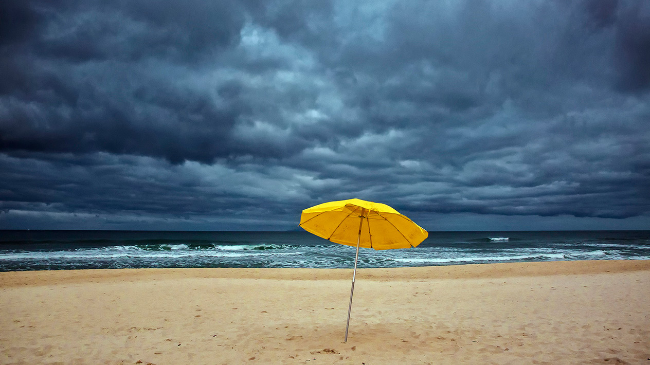 Image d'un parasol sur la plage