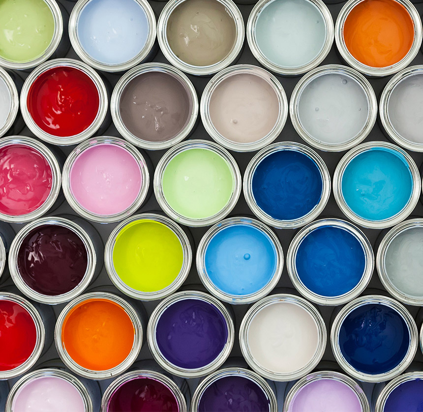Une série de pots de peinture ouverts avec différentes couleurs de peinture.