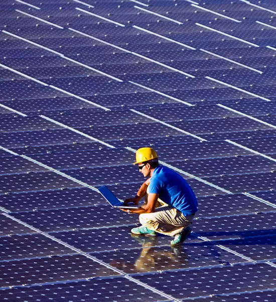 Ein Arbeiter auf einer Fläche von Solar Panels.