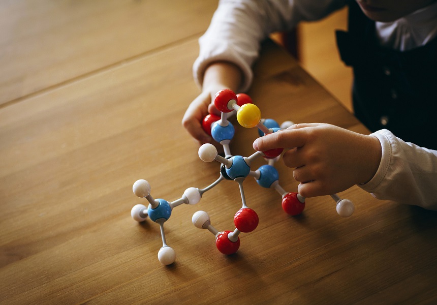 child playing with atoms