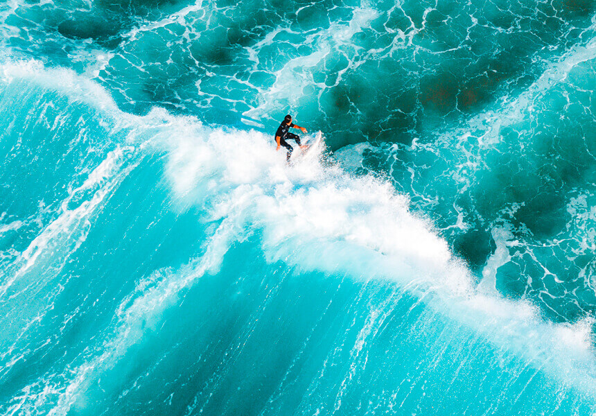 Un uomo fa surf nell'oceano