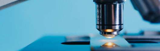 Nahansicht auf ein Mikroskop.