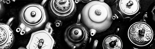 Eine Sammlung von Teekannen, Tassen aus der Vogelperspektive