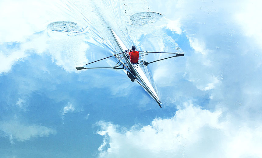 Ein Ruderboot auf einer glatten Wasserfläche.