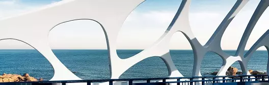 Brug met witte bogen