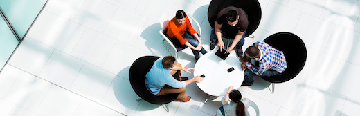 mensen aan een tafel