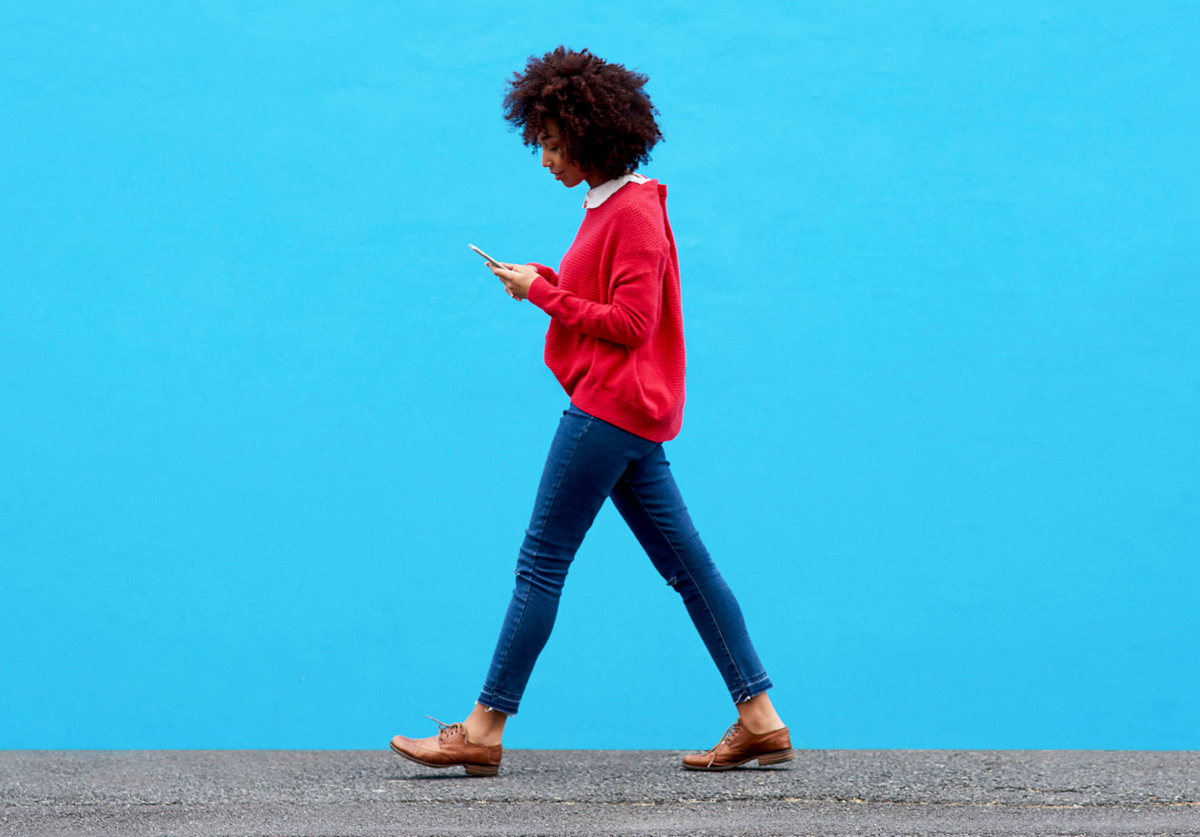 Una persona che cammina con un telefono