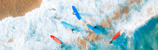 Foto van een strand en surfers