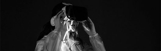 Eine Person mit einem Virtual Reality Headset