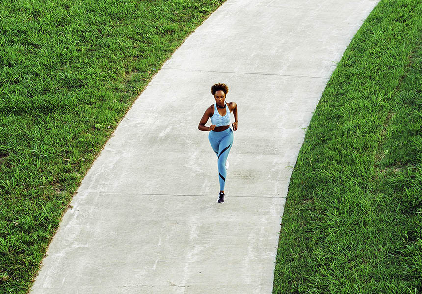 Frau beim Joggen im Park